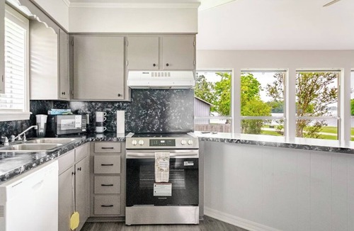 Shreveport House | Cozy & Romantic 2BR - Lakeview, Boat slip & Pier