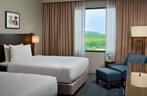 Bee Cave Hotel | Cozy Room w/Outdoor Pool, Complimentary Parking, & Convenient Dining