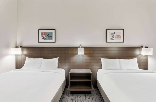 Bee Cave Hotel | Cozy Room w/Outdoor Pool, Complimentary Parking, & Convenient Dining