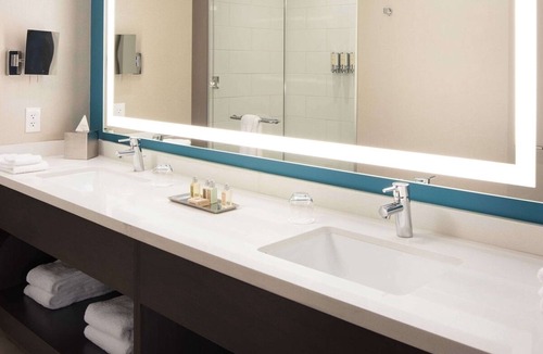 Bee Cave Hotel | Cozy Room w/Outdoor Pool, Complimentary Parking, & Convenient Dining