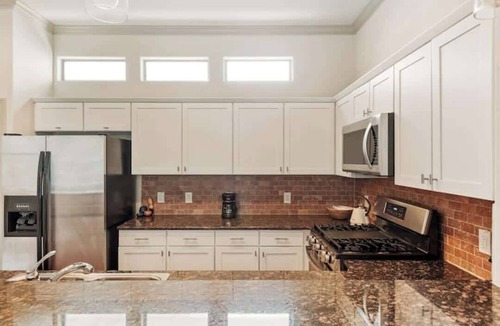 Zilker House | Cozy S. Lamar Monthly Furnished 2/2.5 w Office!