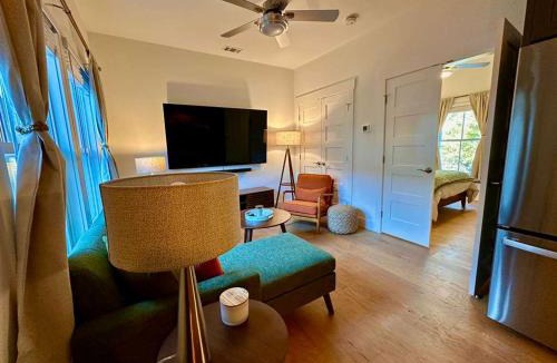 Dixon Park House | Cozy Savannah stay Historic District Walkable