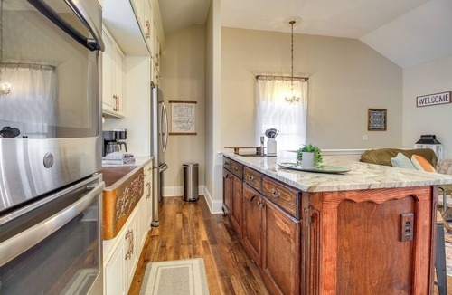 Thomas Square Apartment | Cozy Savannah Vacation Rental w/Fenced Courtyard!