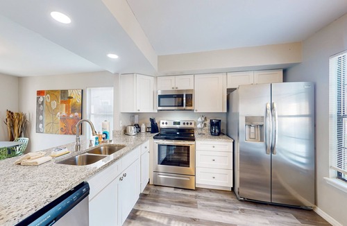 Arlington House | Cozy Spacious Home with Private Backyard and Patio, near shopping