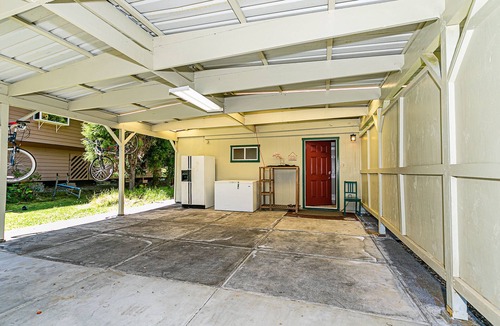 Volcano House | Cozy stay just 5 minute drive to Volcano National Park, Winery and Golf!