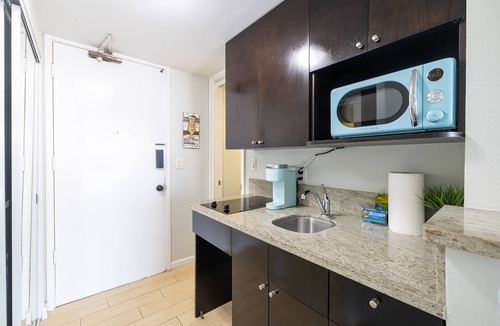 McCully - Moiliili Apartment | Cozy Studio Near Mall & Waikiki Beach!