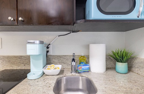 McCully - Moiliili Apartment | Cozy Studio Near Mall & Waikiki Beach!