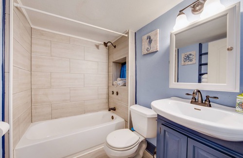 Junius Heights Apartment | Cozy Studio Retreat A: Love Nest with a City Beat!