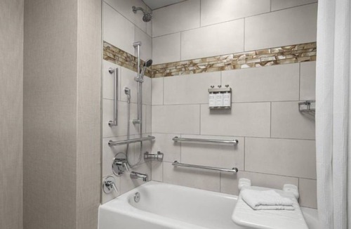 Isle of Palms Hotel | Cozy Suite w/Kitchen, Heated Pool, & Free Shuttle to Mayo Clinic – Free Parking