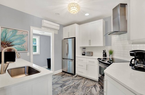 Metropolitan Apartment | Cozy Three-Bed Apartment Steps to Thomas Square