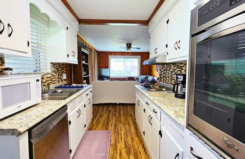 Burnside Island House | Cozy Tidal Creek Retreat- 3 Bedrooms with Bunk Beds