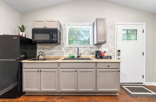 Lawrenceville Cabin | Cozy Tiny Home - Private Guest House near Gas South Arena - Perfect for couples