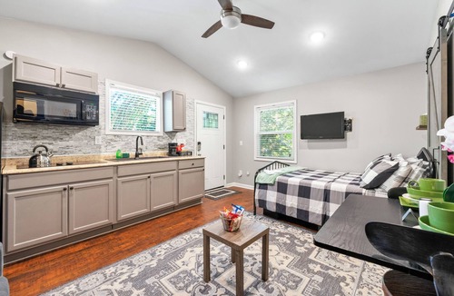 Lawrenceville Cabin | Cozy Tiny Home - Private Guest House near Gas South Arena - Perfect for couples