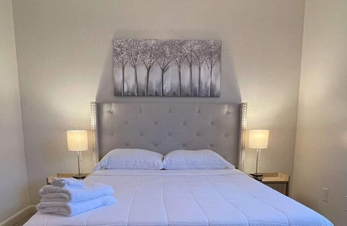 Westgate House | COZY TOWNHOME MINUTES TO DINING & SHOPPING
