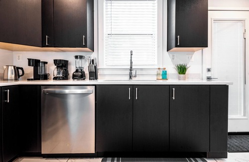 Potomac West House | Cozy Townhouse 10 Min from DC