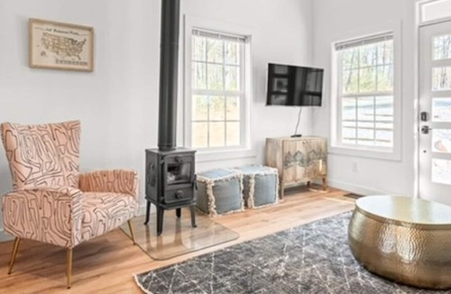 Lake Lure Cabin | Cozy Upscale 2 BR Cabin w/ 4-Person Hot Tub, Close to Lake Lure, Chimney Rock