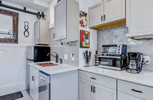 Thomas Square Apartment | Cozy Victorian District Carriage House