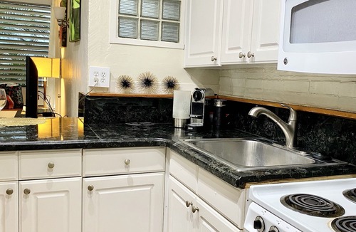 Waikiki Apartment | Cozy Waikiki Locality-5 minute walk to the beach! AC Wifi