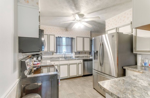 Waycross House | Cozy Waycross House w/Yard & Screened Patio!