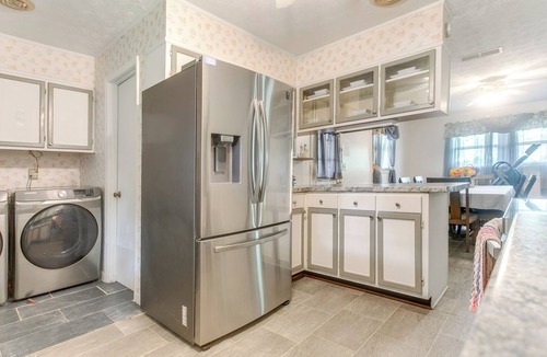 Waycross House | Cozy Waycross House w/Yard & Screened Patio!