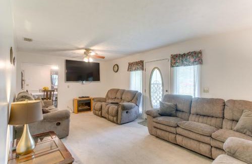 Waycross House | Cozy Waycross House w/Yard & Screened Patio!