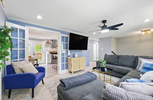 Waldorf House | Cozy Winter 4BR Near DC Fire Pit + Cocoa Bar