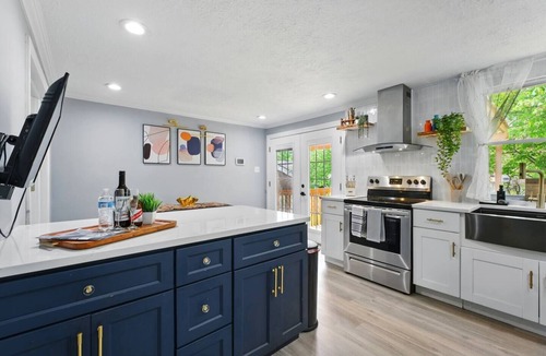 Waldorf House | Cozy Winter 4BR Near DC Fire Pit + Cocoa Bar