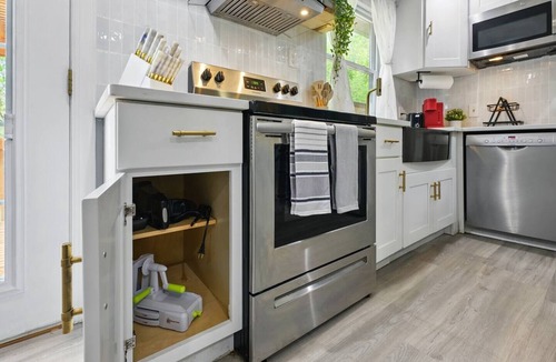 Waldorf House | Cozy Winter 4BR Near DC Fire Pit + Cocoa Bar
