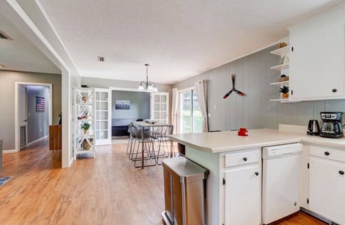 Enterprise House | Craig - Yellowleaf Alabama · High-Flying Haven: 4bd 2 bath