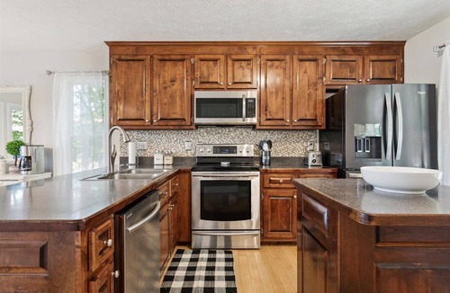 Stevensville House | Creekfront Retreat w/Hot Tub & Sunset Views