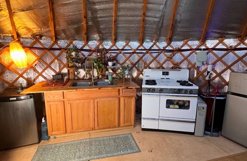 Barnardsville Cabin | Creek Side Yurt, On-Site Sauna/Tea Shop/Market, Edge of Pisgah, Craggy Gardens
