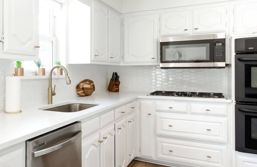 Garland House | Creekside 4BR 2B Home with Beautiful Pool & Garde