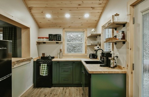 Susquehanna Trails Cabin | Creekside Cabin: Sauna | Hot Tub | Fire Pit | Romantic | Peaceful | Cozy