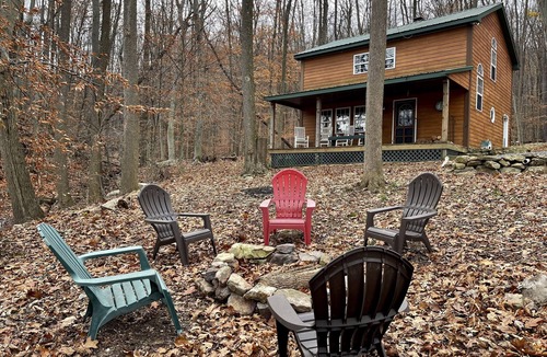 Loysburg Cabin | Creekside Cabin Vacation Rental