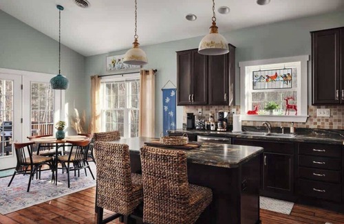 Berkeley Springs House | Creekside Mariposa Cottage · Hot Tub & Fire Pit