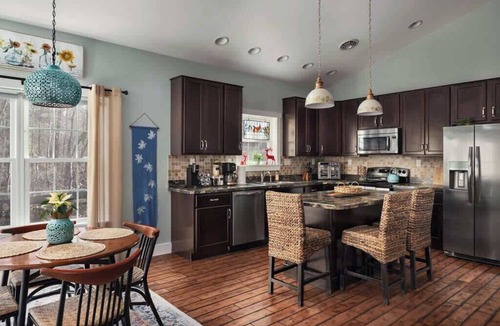 Berkeley Springs House | Creekside Mariposa Cottage · Hot Tub & Fire Pit