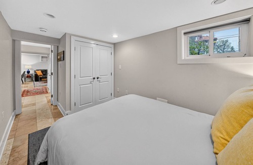 Crestwood Hotel | Crestwood Manor - An urban oasis with Free Parking
