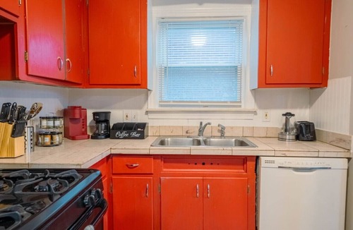 Lincoln Park House | Crew & Cast Haven - Work & Fishers Friendly Stay