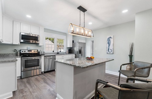Norfolk House | Crown Jewel Luxe Beach Bungalow, Private Pool, 5min-beach, 6 min-NAVSTA