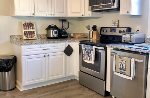 Norfolk House | Crown Jewel Luxe Beach Bungalow, Private Pool, 5min-beach, 6 min-NAVSTA