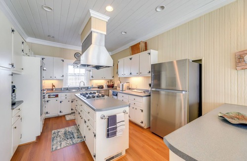 Davis House | Crystal Coast Family Retreat < 1 Mi to Boat Ramp!