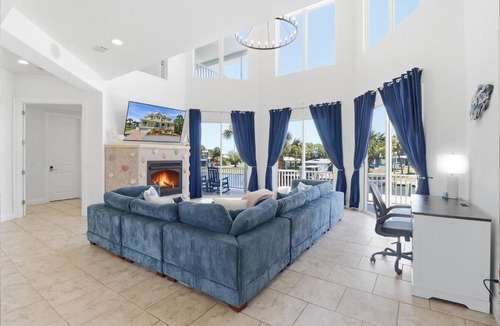 Dixie Shores House | Crystal River Waterfront 5BR w Dock - Sleeps 11 - Bayshore Getaway