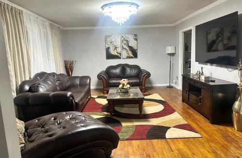 Fort Washington House | Crystal Serenity 3 BR Apartment near MGM