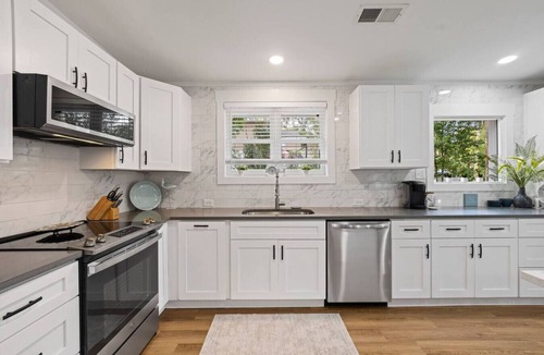North Forest Beach House | Curlew Cottage steps to sand & shops. NFL Ticket!