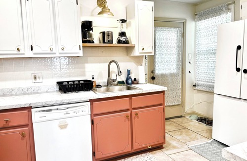 Port Wentworth Cottage | Cute 2 BR/2 BA split plan cottage w AC, deck, pet-friendly fenced yard. Private!