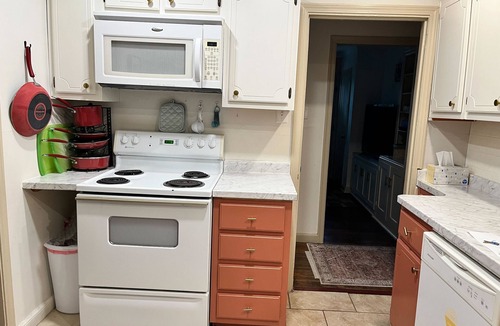 Port Wentworth Cottage | Cute 2 BR/2 BA split plan cottage w AC, deck, pet-friendly fenced yard. Private!