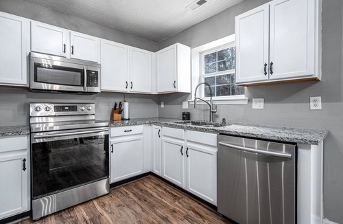 Durham House | Cute, Cozy, Comfy pet friendly 4 Bedroom with Fenced yard!