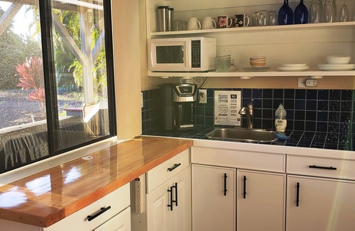 Pauwela Apartment | Cute, Private & Tranquil Hideaway, Ocean Views. Near Hana Hwy. A/C.