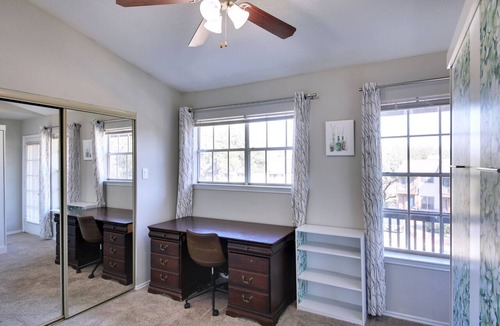 Pleasant Valley Condo | Cute Riverside Townhome close to DT, the Airport, and everything else Austin!