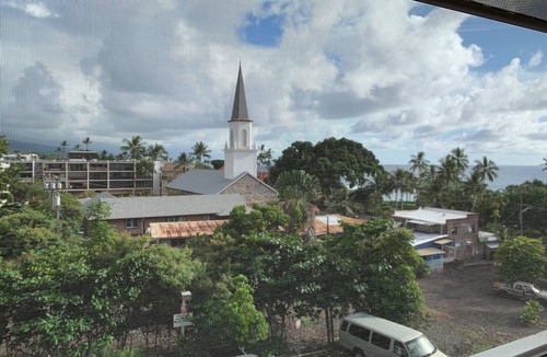Historic Kailua Village Apartment | Da KONA WEST 305 - listen to the ocean waves crashing ! 30 + days stays
